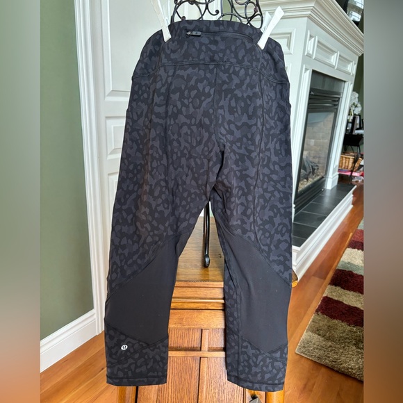 Women’s size 6 Lululemon short yoga pants with sheer black back panel on calf. - Picture 2 of 9